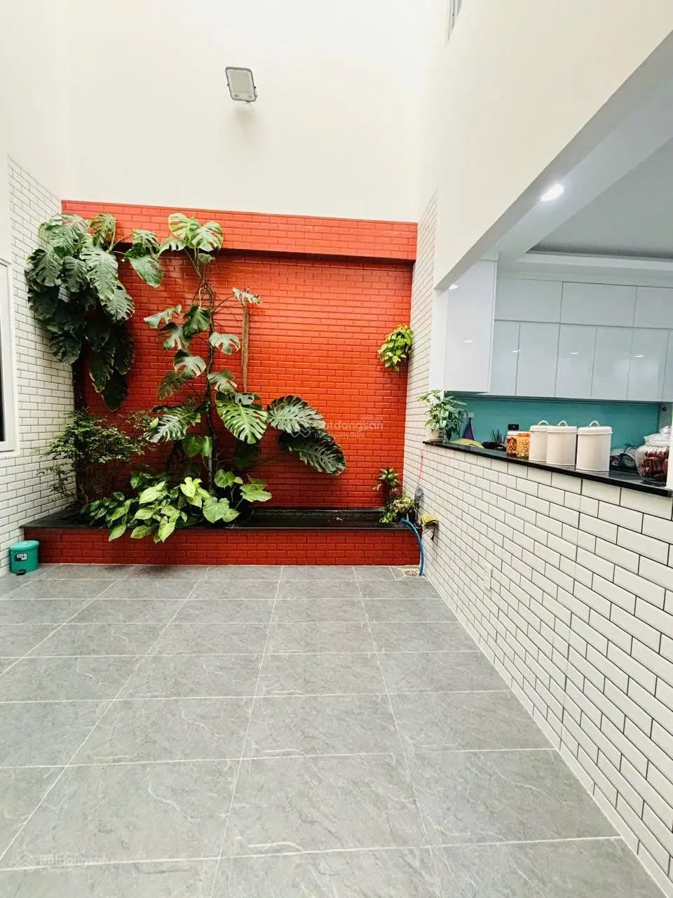 Chị chủ định cư bán gấp nhà 1 trệt 1 lửng mới xây, hoàn công 110m2 (4,5x 25m) nhựa 5m giá 4,6 tỷ