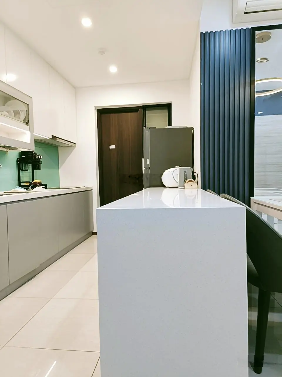Cần bán căn hộ One 2 phòng ngủ, diện tích 81.32m2, full nội thất, view sông, giá 7,5 tỷ