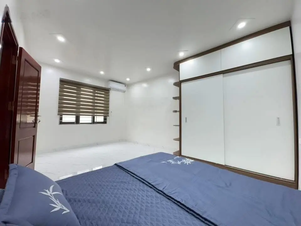 Chính chủ em cần bán. Nhà mới 4,5 tầng, 30m2 lô góc mặt tiền rộng. Giá 6,8 tỷ. Lh: 0971971546