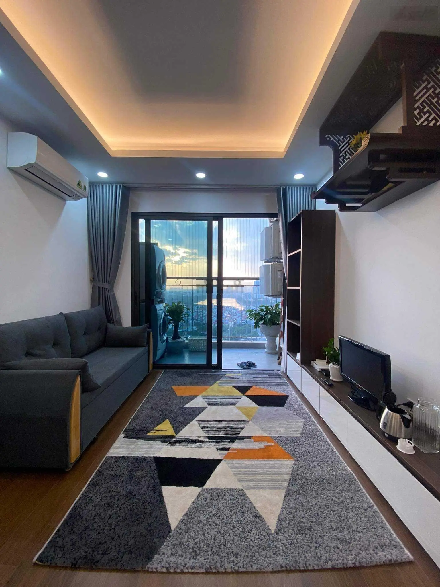(Chính chủ) Cần bán gấp căn 55m2 CC Phương Đông Green Park 2PN 2WC, sẵn sổ full nội thất. Giá 3tỷ