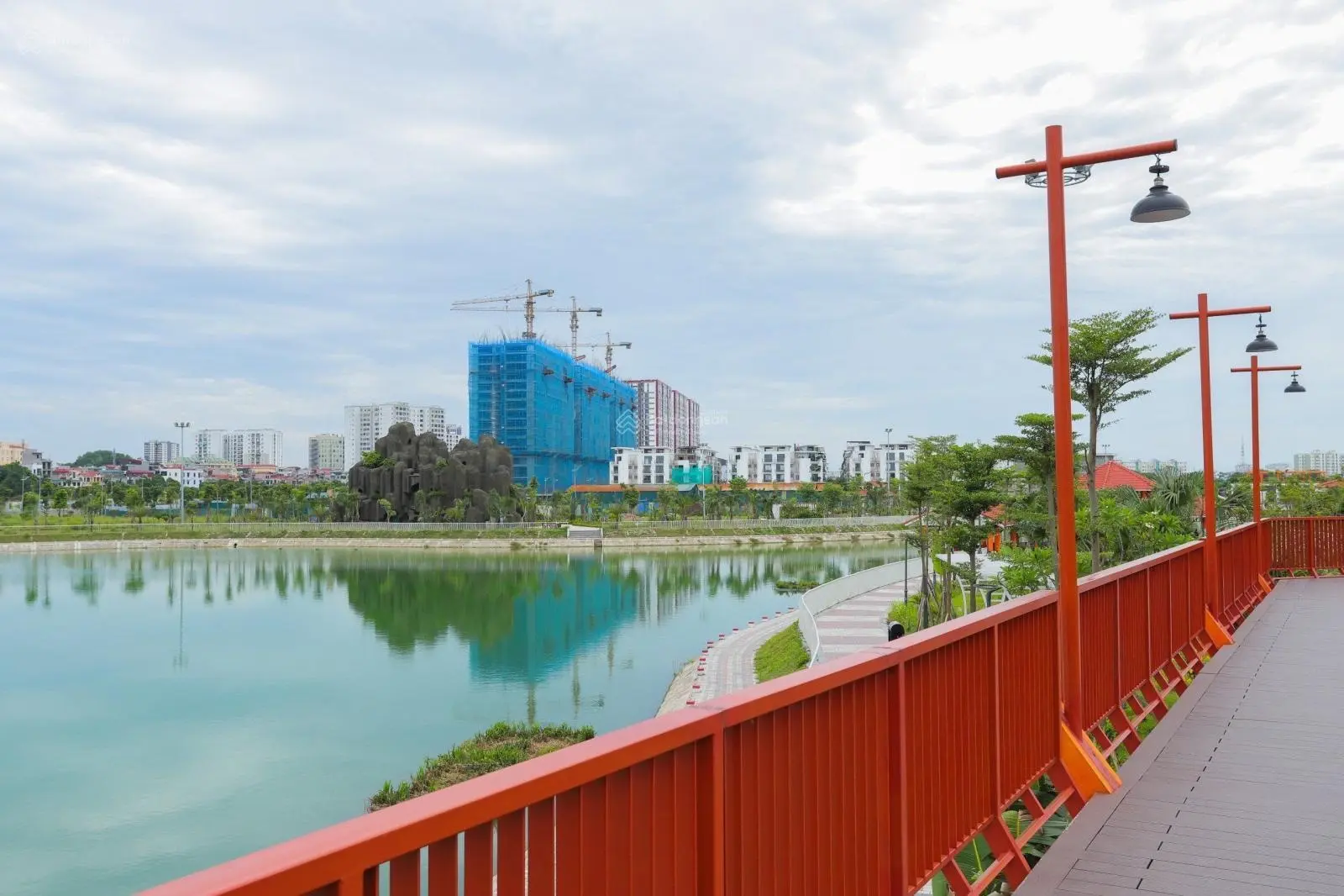 Tôi bán căn 2PN 77,5m2 tầng trung BC Đông Nam view Hồ 22ha ở Khai Sơn City Long Biên. Giá 4,850 tỷ