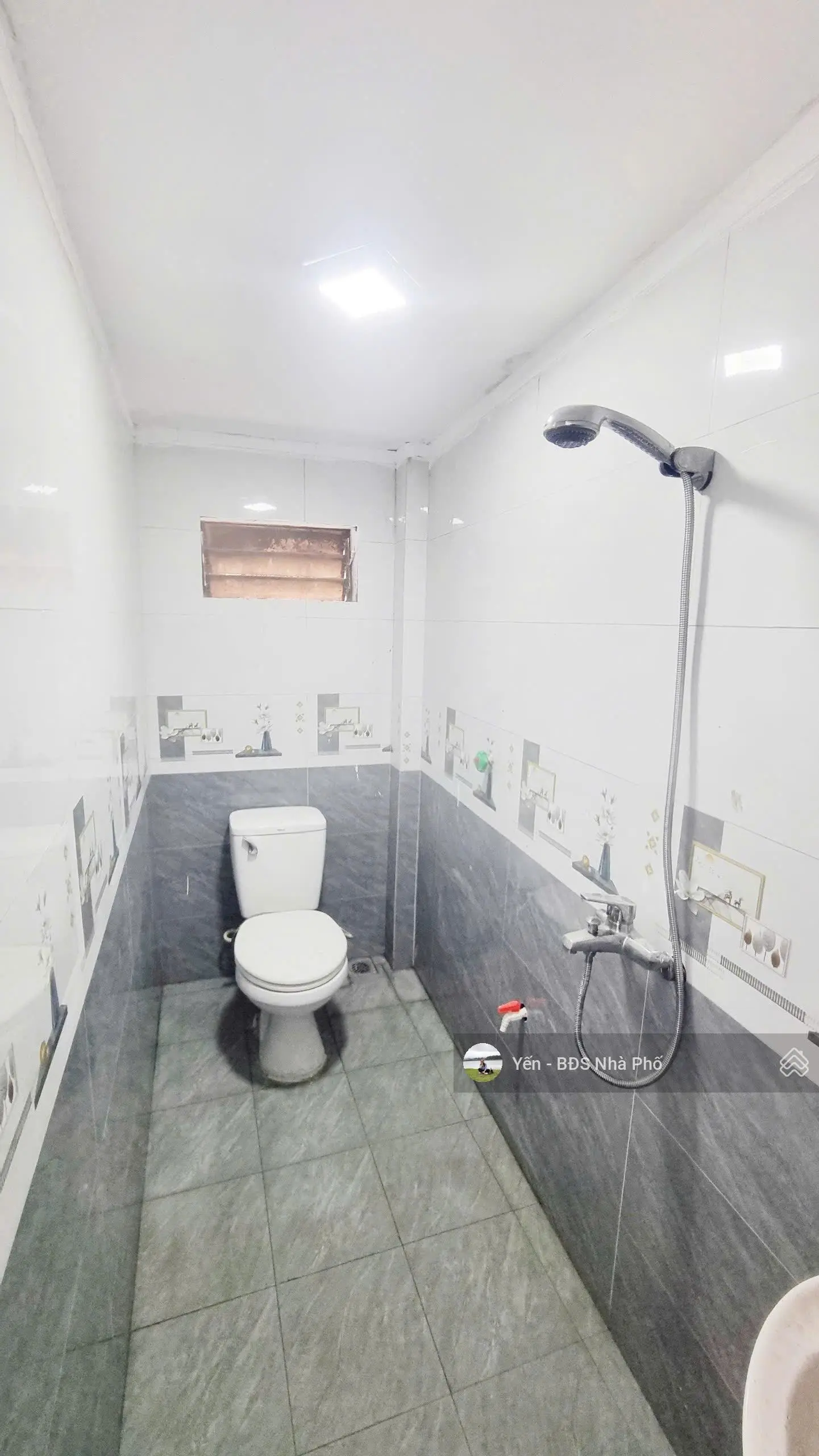Bán nhà 40m2 Lạc Long Quân, Hồ Tây, 2 thoáng, nở hậu, ô tô gần, chỉ 9 tỷ 2