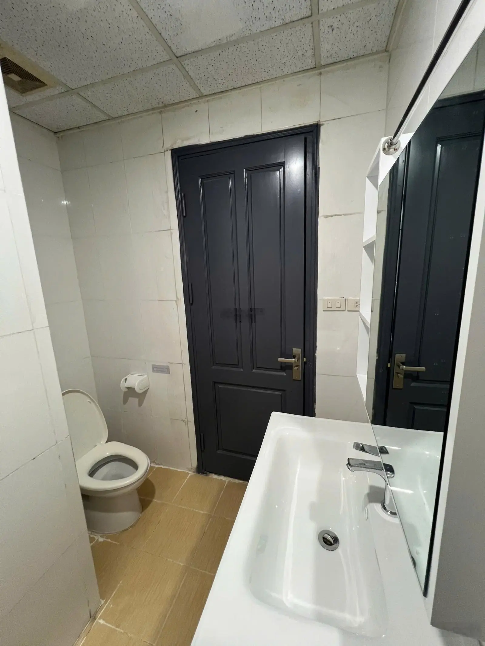 Chính chủ ủy quyền bán gấp căn hoa hậu 3 phòng ngủ tầng trung, hướng thoáng mát, nội thất cao cấp.