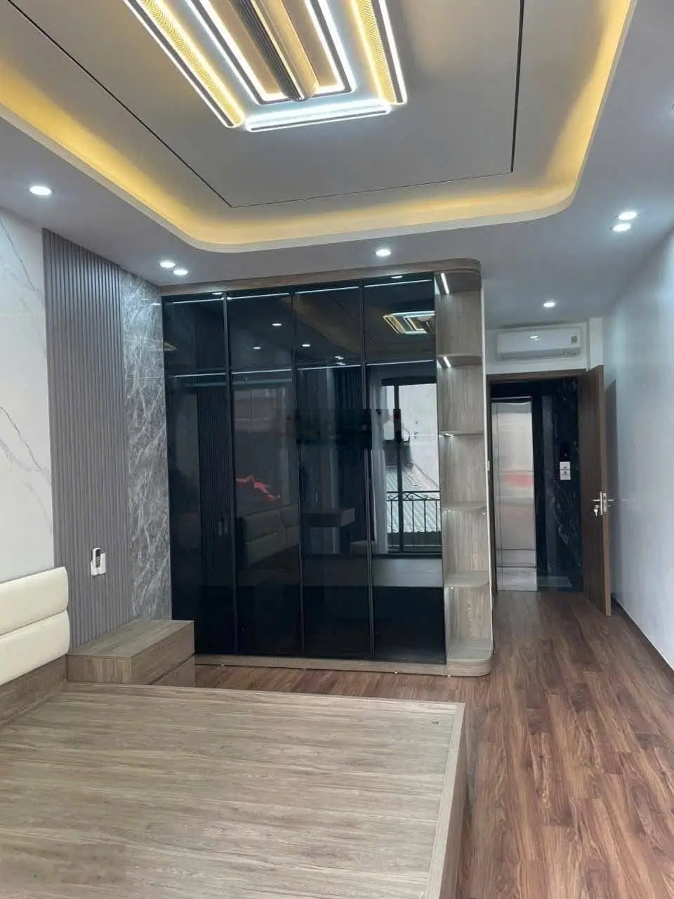 Bán nhà riêng tại Nguyễn Văn Linh, 9,3 tỷ, 44m2, 3PN, 4WC, 6 tầng, Gara oto 7 chỗ