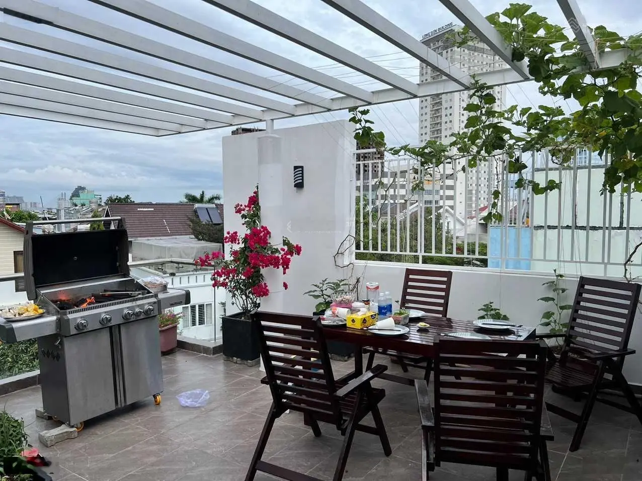Bán nhà phố Hoàng Quốc Việt, full nội thất cao cấp - DT: 6 x 21 m. Giá 21.5 tỷ TL - LH: 0902 781 ***