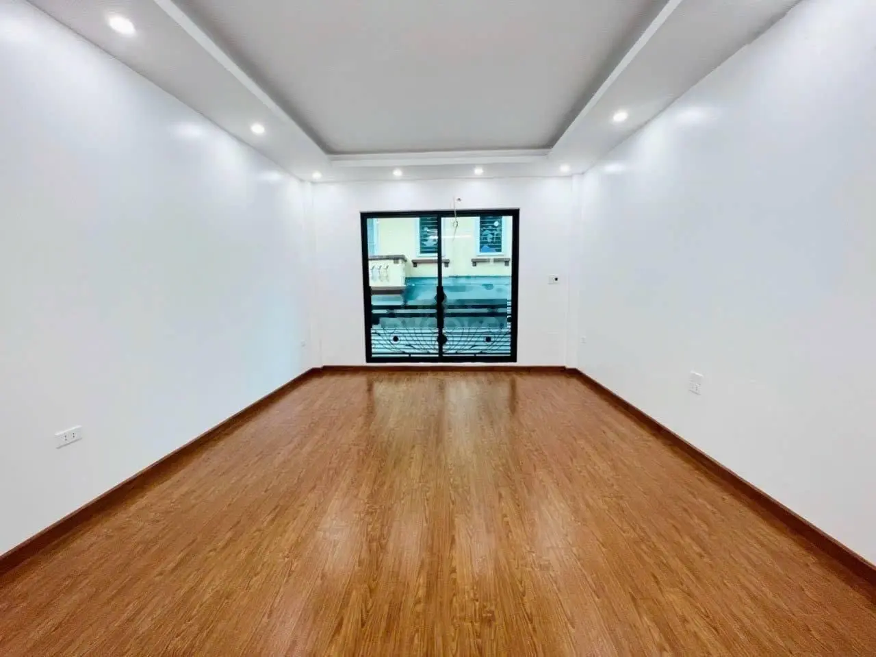 Siêu phẩm 1 lô nhà 5 tầng mới tinh, sổ sẵn, GPXD đầy đủ, ngõ ô tô đỗ. Giá tốt. LH 0913 968 394