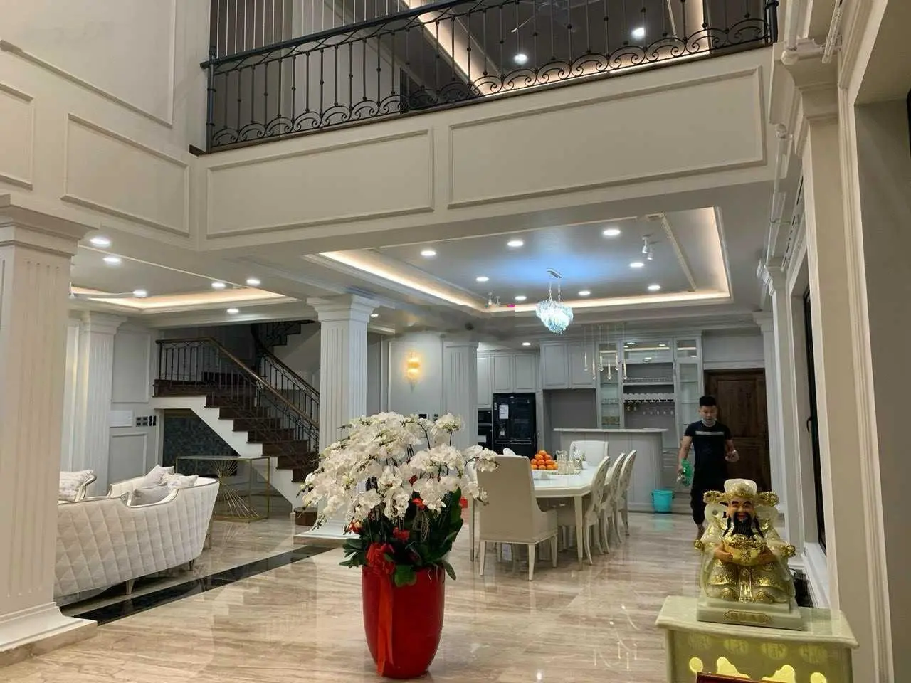 Biệt thự hồ bơi sân vườn Nguyễn Văn Hưởng, Thảo Điền Q2 DT 18 x 22 m, DTCN 400 m2 2 lầu sân thượng