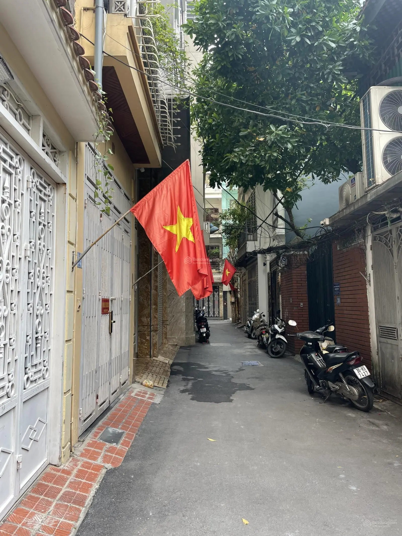 Bán miếng đấy duy nhất còn sót lại . Oto đỗ cửa ngày đêm . Vuông vắn . Diện tích lớn vị trí đẹp .