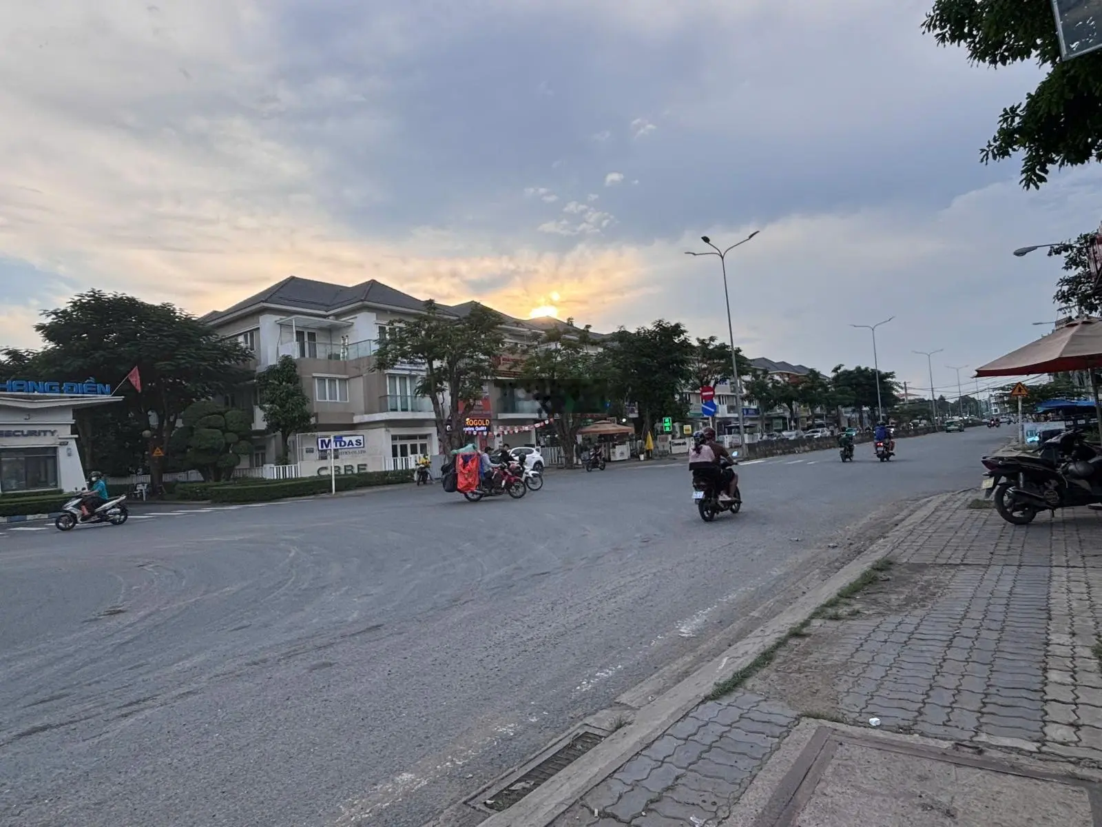 Nhà mới đẹp 4 tầng đường Liên Phường ngang 6m, ô tô trong nhà SHR hoàn công, gần Global City Quận 9