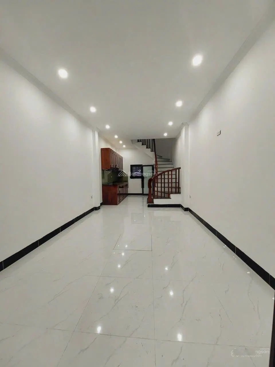 3 tỷ nhà như hình 36m xây 5 tầng ô tô lùi cửa cách 5m ra ô tô tránh, kinh doanh sầm uất