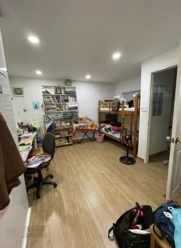 Hẻm xe hơi sát nhà, cách MT 20m - Quận 3 - 4 Tầng - 30m2 ngang 5m.