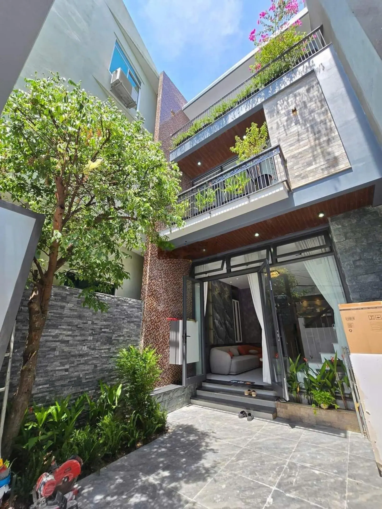 Bán gấp nhà Phạm Thế Hiển, P. 4, Q. 8 diện tích lớn 85m2. Đang cho thuê 28 triệu. Sổ hồng riêng