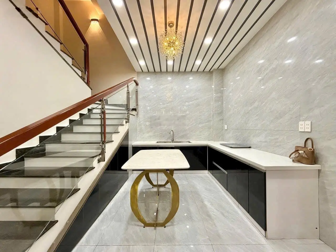 Hàng hiếm căn duy nhất Nguyễn Văn Công P3 HXH 4 tầng 4pn 3wc full nội thất