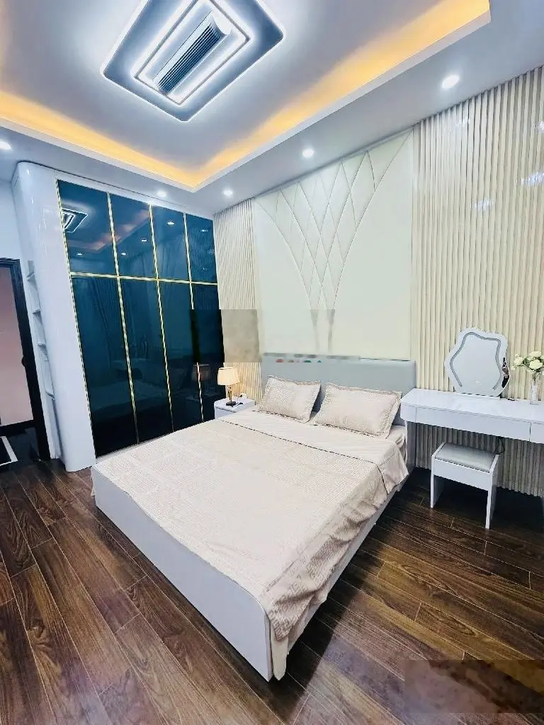 Khúc Thừa Dụ-TT Cầu Giấy .32m.5 Tầng.Cách 10m Ra Ô Tô Tránh.Giá 8,2 Tỷ