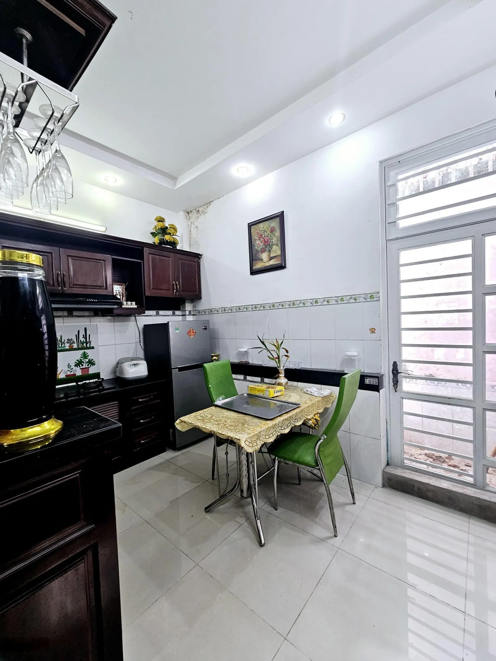 Bán nhà trệt 2 lầu có Hoàn Công ngay Trần Hưng Đạo chợ Dĩ An sân xe hơi 7c 3 phòng ngủ nhà xây ở