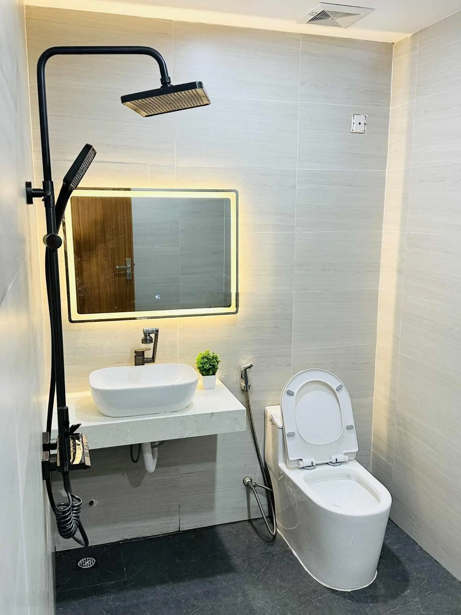 Gia đình cần bán căn 3pn, 2wc, S = 133m2, giá 6.3 tỷ, tại Riverside Garden, sổ đỏ. LH: 0985 232 ***