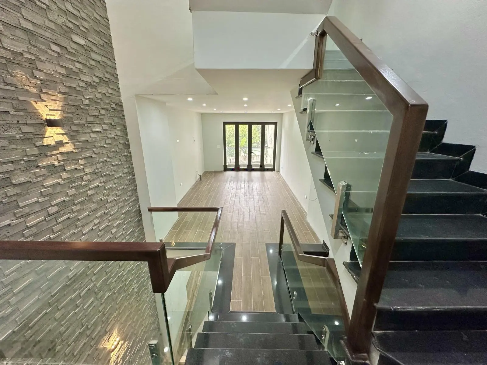 Nhà 4 tầng 4 ngủ sát trường cấp 2 Quang Vinh