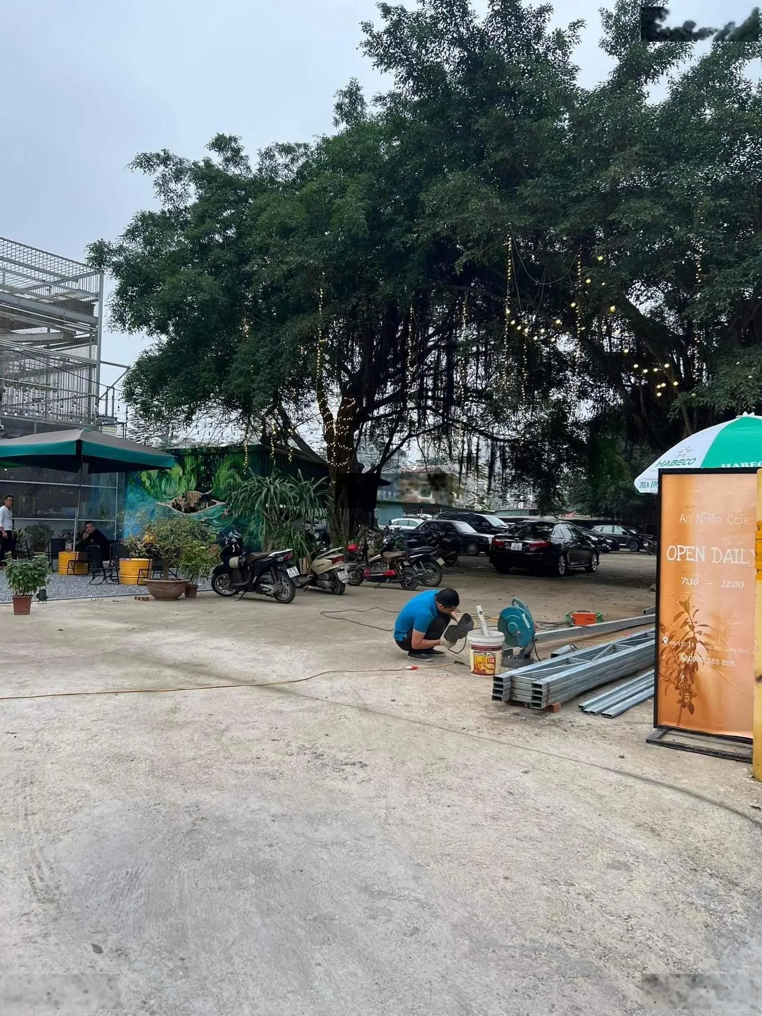 Bán toà nhà dịch vụ và thương mại - hai mặt phố - 2 hồ điều hoà - 4 mặt thoáng - cầu thang máy
