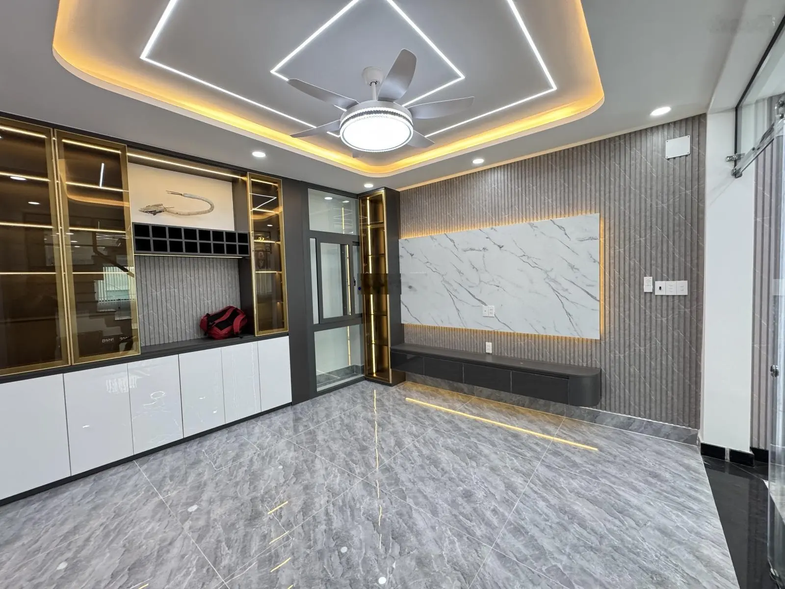 Bán nhà ngay gần chợ Bình Long, ngang 4,3m dài 12m, đúc 5 lầu, có nội thất