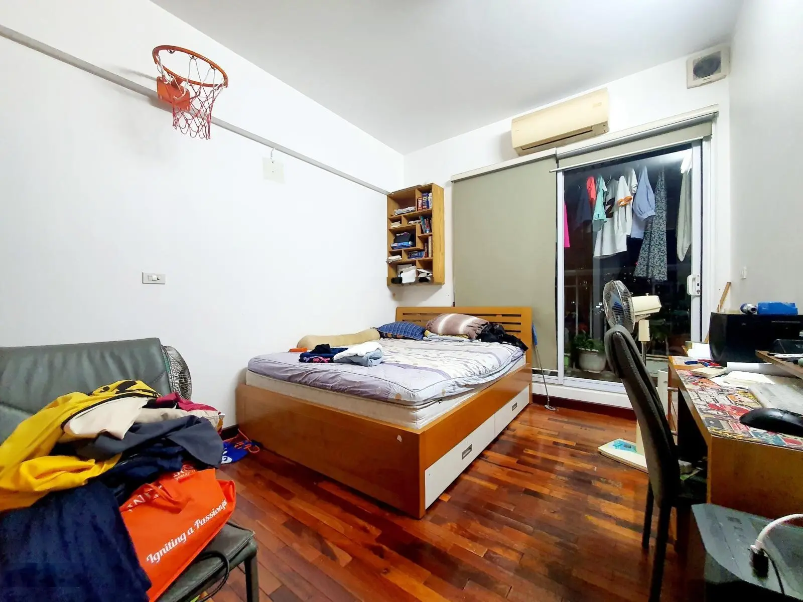 Cực hiếm! Bán căn hộ chung cư đường Cầu Giấy, căn góc 3 ngủ DT 131m2, tầng đẹp, giá chỉ 8.2 tỷ