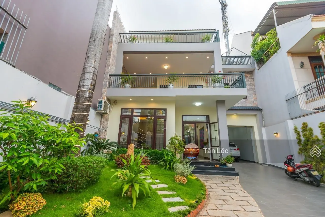 Bán biệt thự mặt tiền 204 Nguyễn Văn Hưởng, Q2. DT 10x16m 3 tầng áp mái giá chỉ 35 tỷ - Siêu đẹp