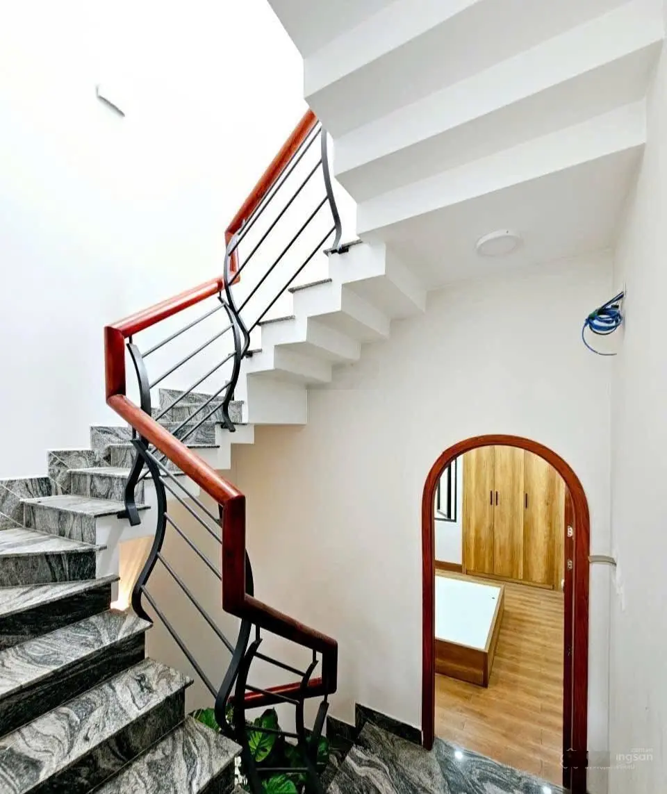 Nhà mới, 3 tầng, 3PN - 3WC, lộ giới 10m, cách biển Quy Nhơn 800m. Giá bán 3 tỷ