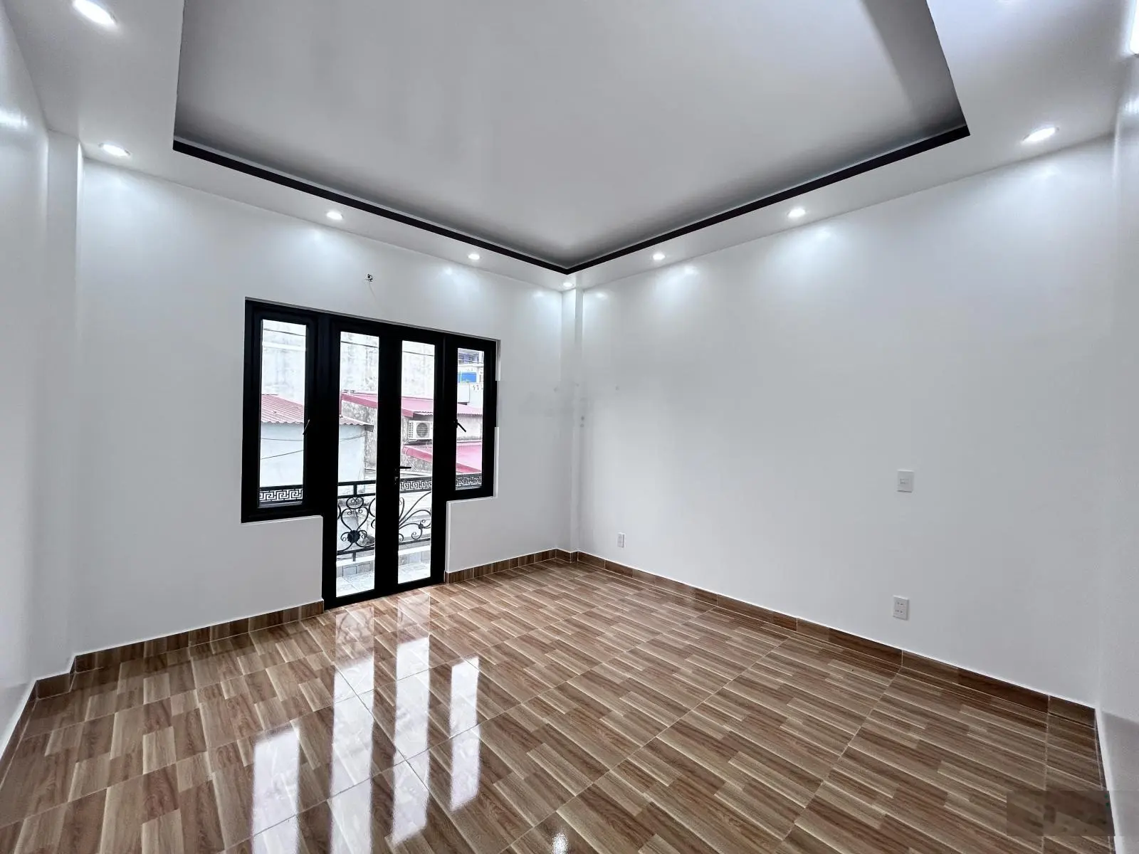 Nhà khu vực đường Đà Nẵng. Xây mới, độc lập ô tô vào đỗ tận nhà
