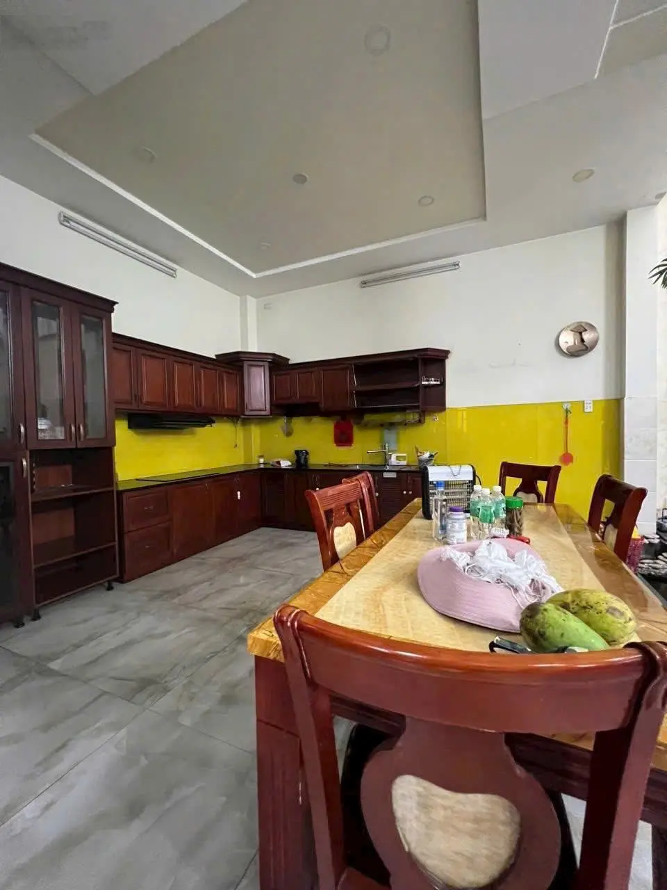 Tôi kẹt tiền bán nhà 1 lầu 7x16 ngay mặt tiền chợ bờ ngựa giá 850tr, đang cho thuê 18tr/tháng