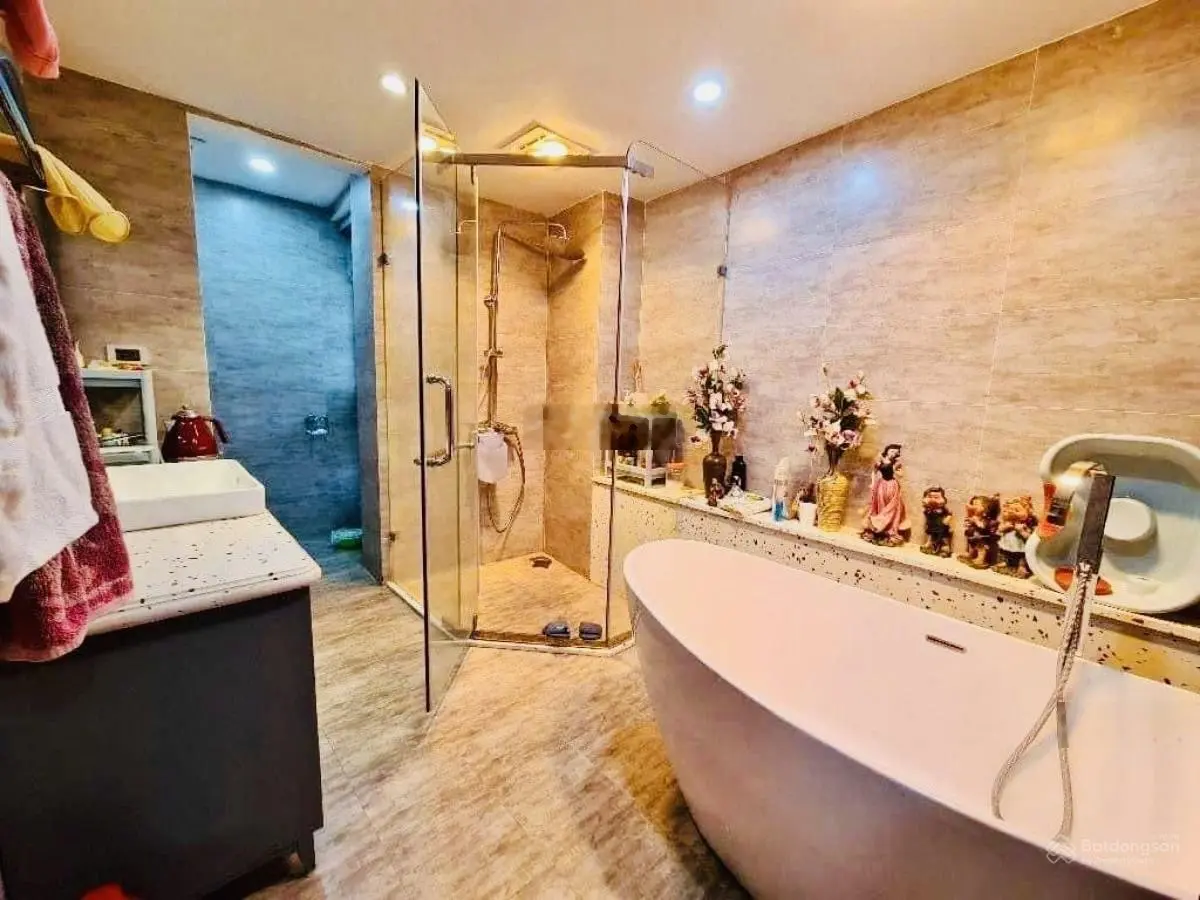 Hiếm! Phân lô Chùa Láng, nhà 2 mặt thoáng, ngõ thông, ô tô tránh, KD đỉnh, thang máy, 63m2 6T