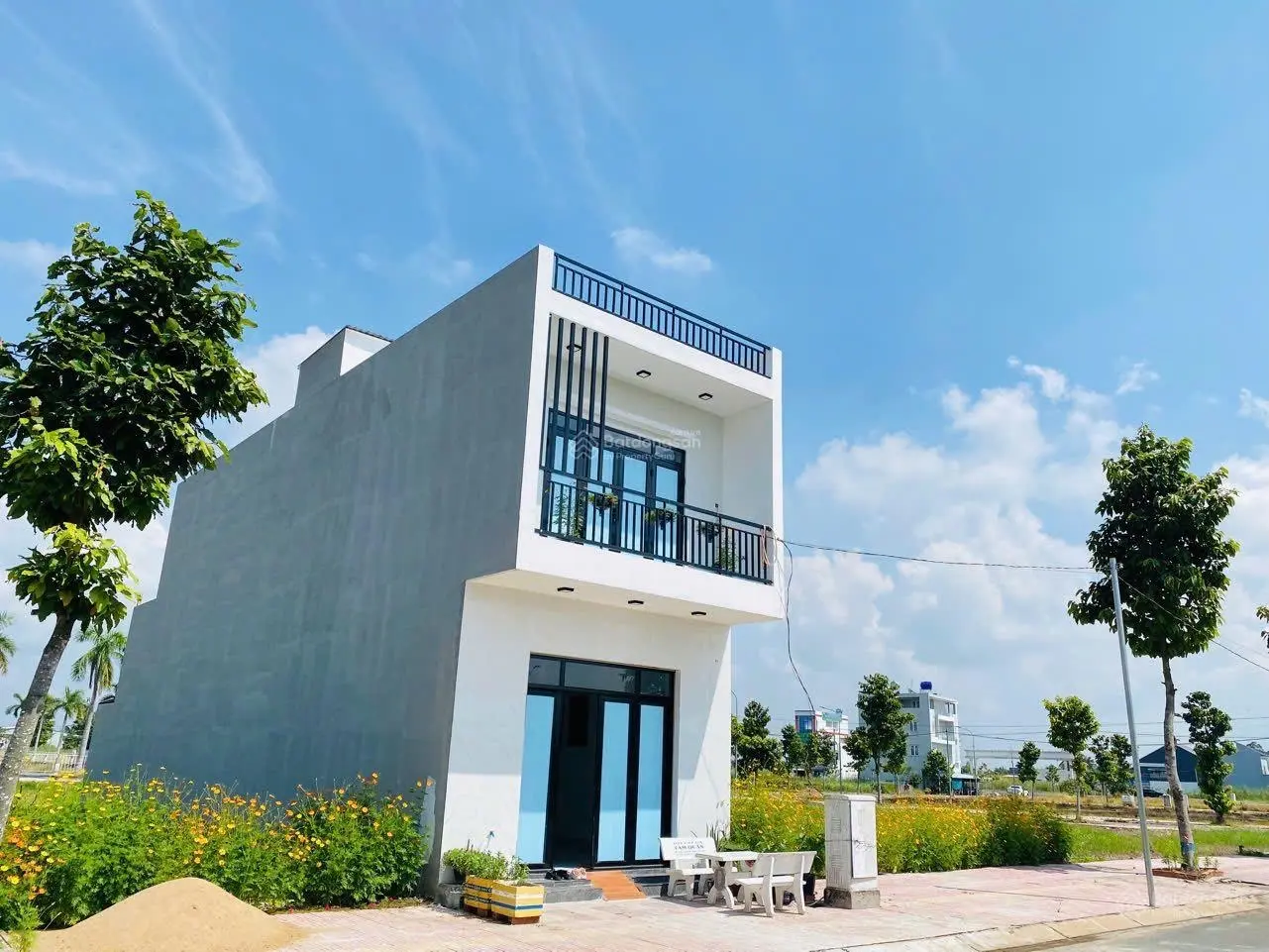 Khách đang cần tiền gửi bán gấp lô đất trung tâm hành chính, 100m2, full thổ ngay đường 32m, sổ sẵn
