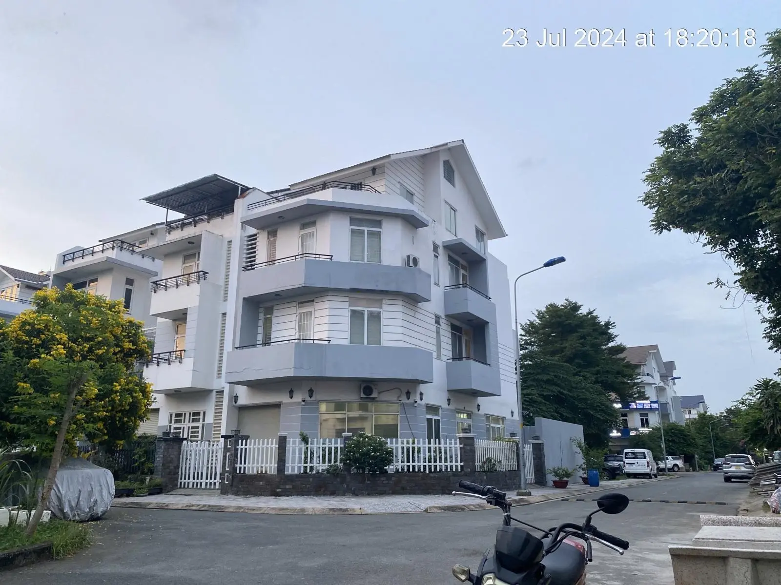 Căn Góc KDC Gia Hòa - 10x20 187,5m2, Nhà 1 Trệt 3 Lầu Hoàn Công, 380m2 Sàn Giá Tốt 18,5 Tỷ