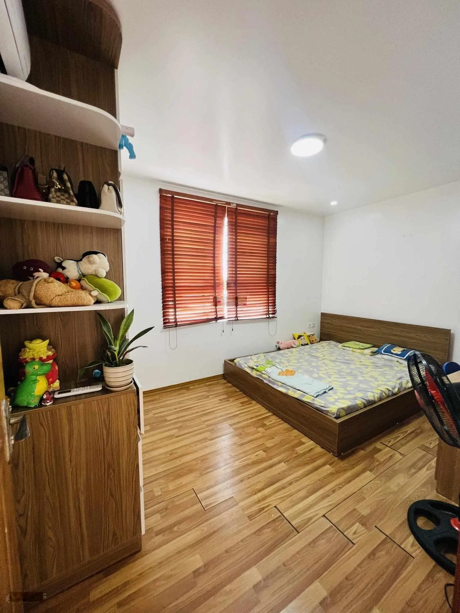 Gia đình ko ở đến bán nhanh căn 81m2 89 Phùng Hưng sđcc 3 ngủ 2 vệ sinh lô góc giá nhỉnh 4 tỷ