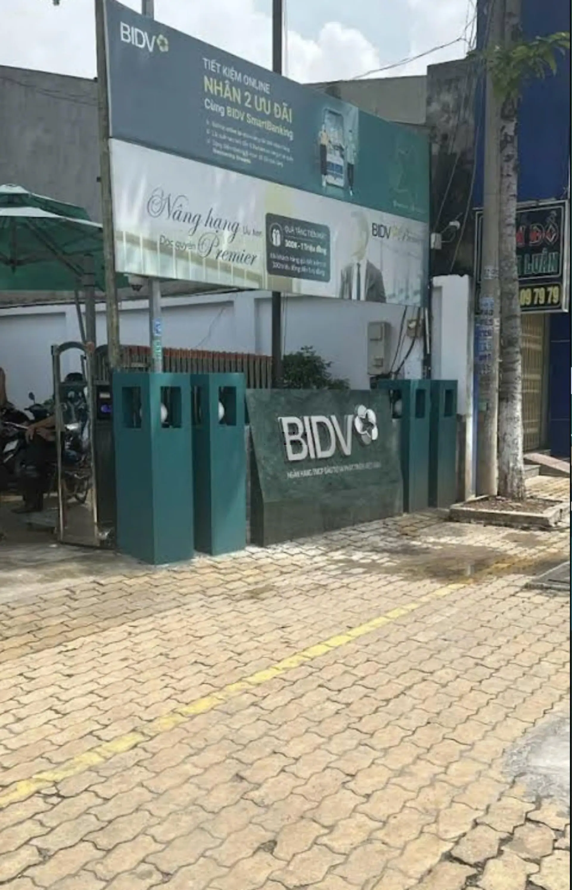 Bán nhà mặt tiền đường Nguyễn An Ninh - Tp.Dĩ An diện tích:495m2 giá 61 tỷ lh :0906 709 ***