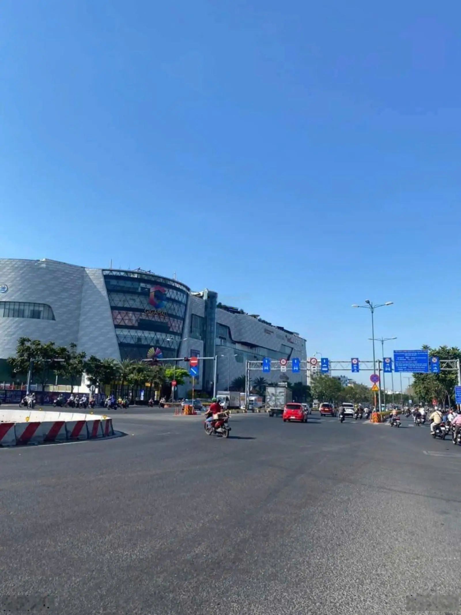 Nhà đẹp Mặt Tiền Kinh Doanh, 3 Tầng khu Bên Sông, Hiệp Bình Chánh, Thủ Đức