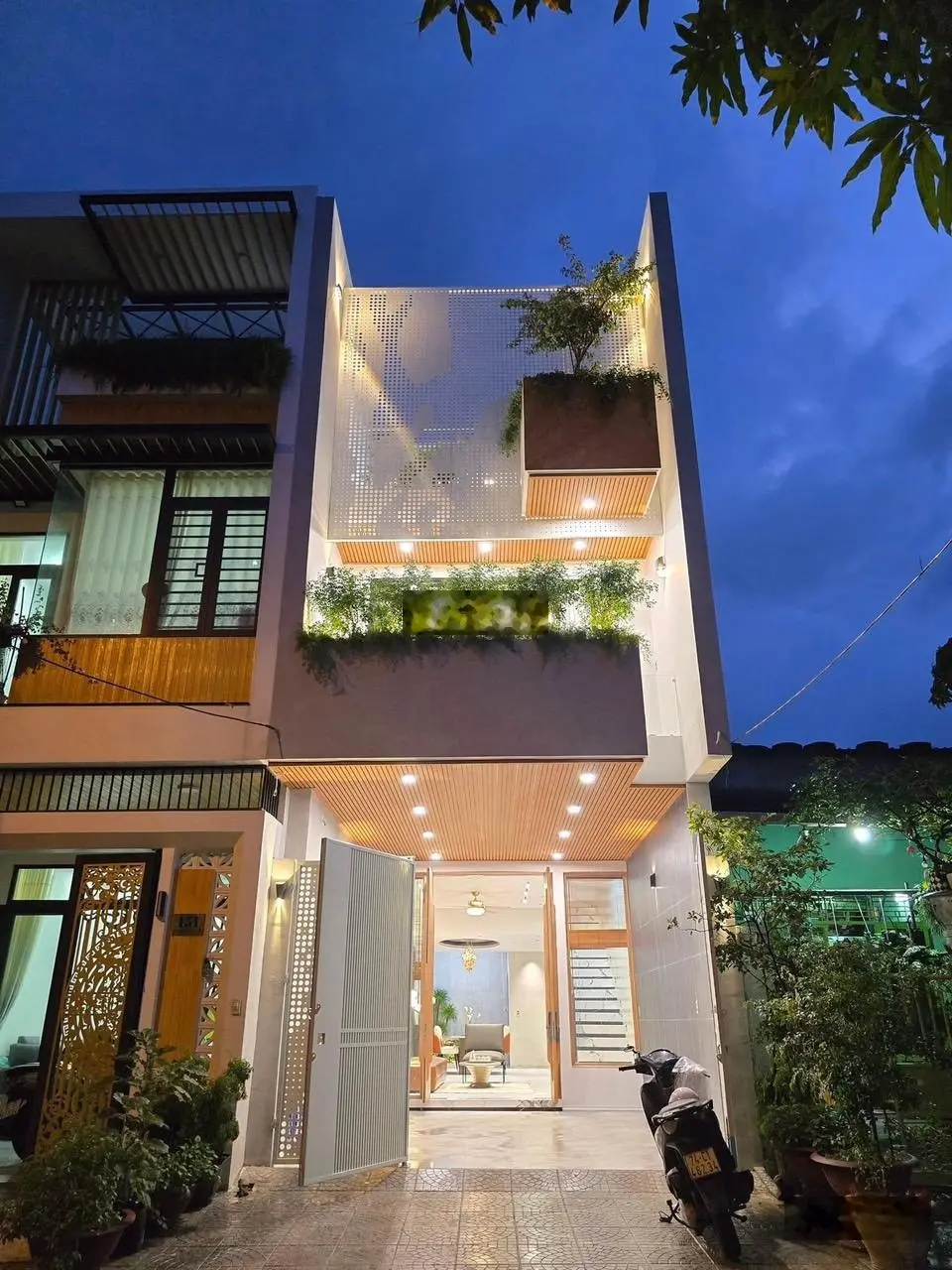 Bán nhà 3 tầng đẹp nội thất xịn - biển Nguyễn Tất Thành Đà Nẵng