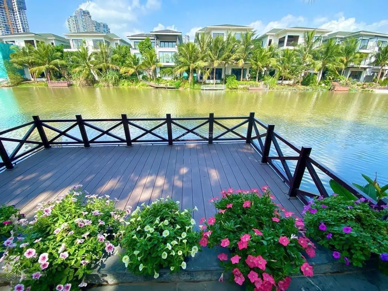Bán nhà phố hai mặt tiền kinh doanh cực kỳ sầm uất cạnh tám toà chung cư
