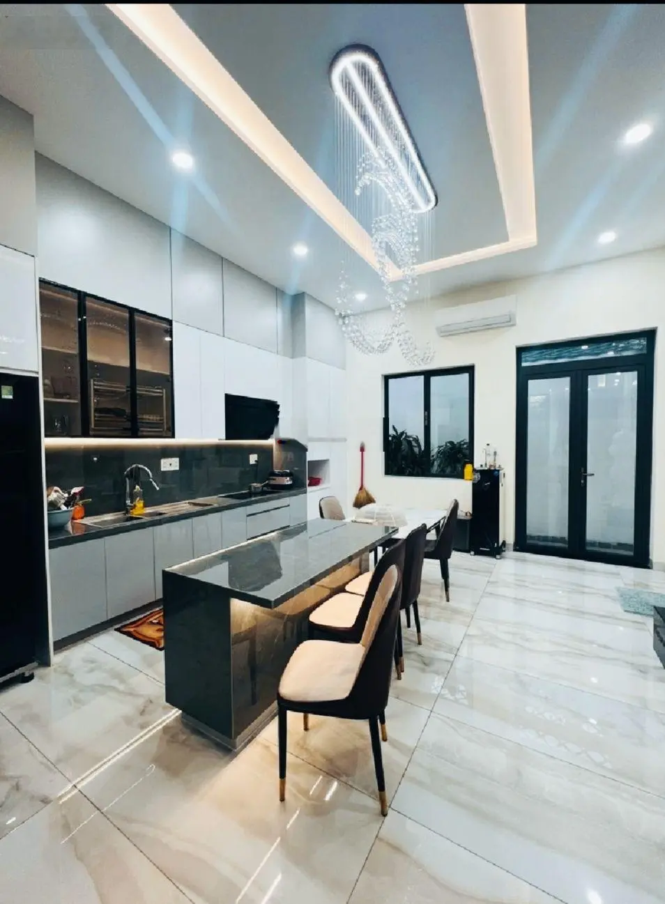 Bán biệt thự vip Hồ Ngọc Lãm, An Lạc, Bình Tân, DT 200m2 - 10 x 20m - 3 tầng, giá 19.9 tỷ TL