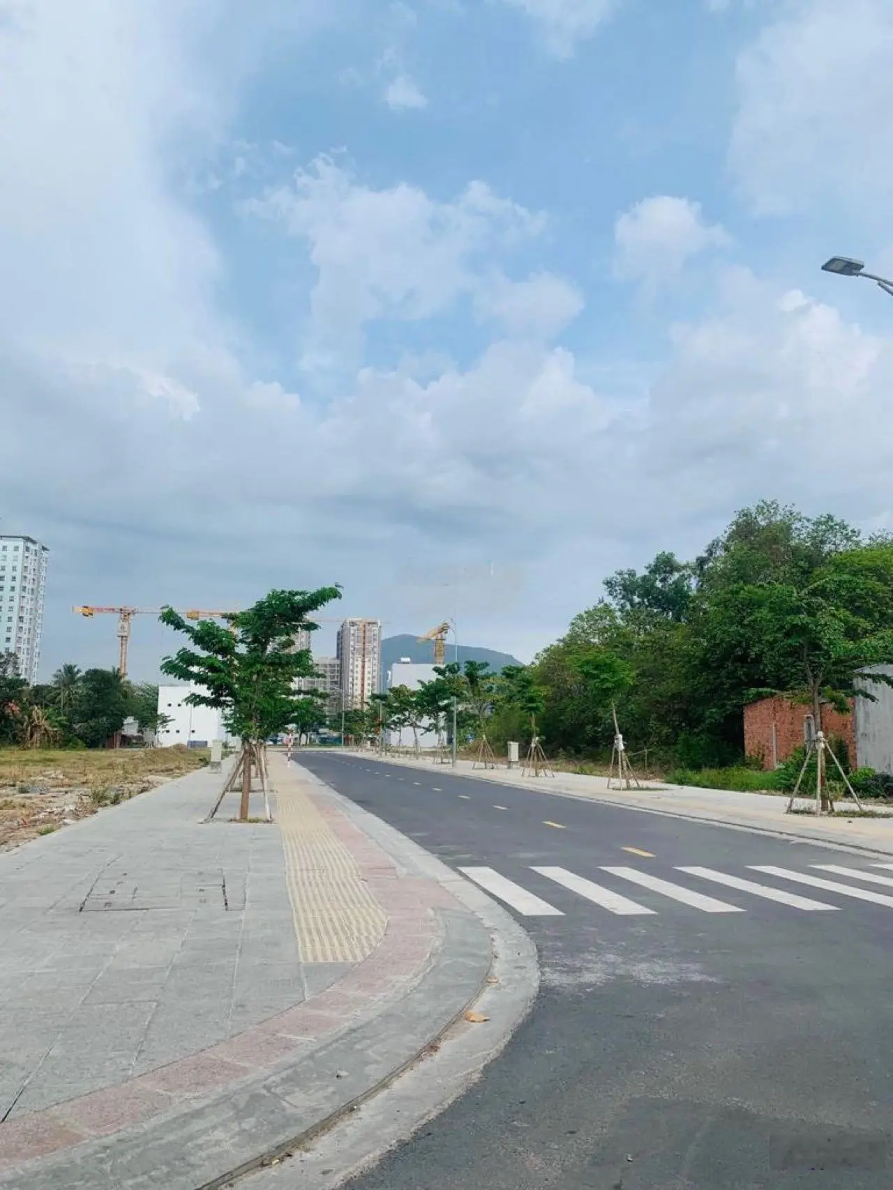 Chỉ còn 5 nền 80m2 đường GS24, Dĩ An giá 1tỷ750. Gần GO! Dĩ An. Đường trước đất 12m. Sổ hồng riêng