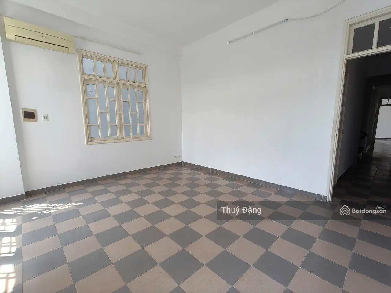 Cần bán gấp căn nhà 4 tầng đường Nguyễn Chí Thanh - 10 phòng ngủ, 101m2 giá tốt nhất con đường