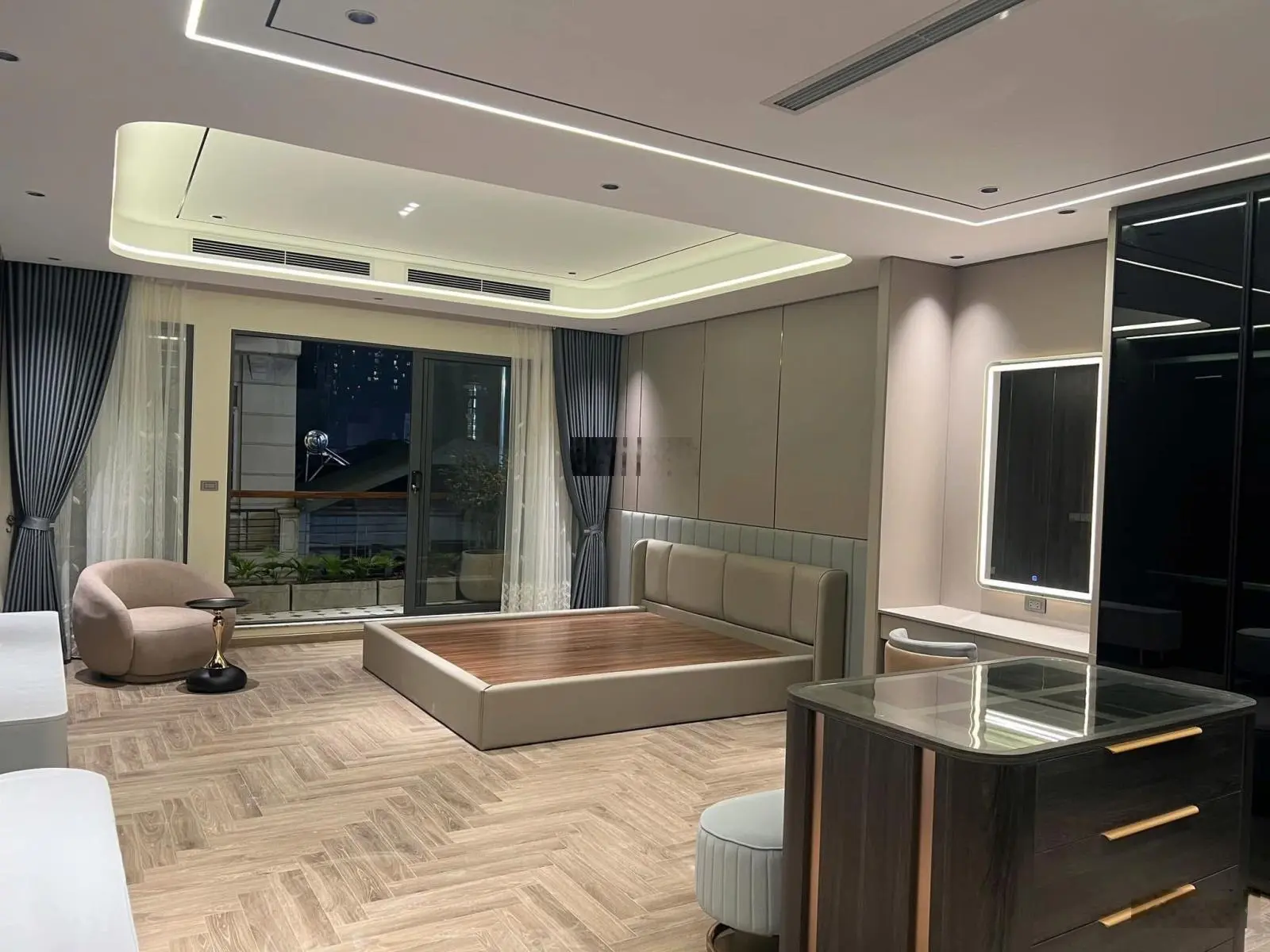Nguyễn Văn Cừ 100m2, 8 tầng thang máy MT 5m ô tô 7 chỗ vào nhà ngõ thông cách mặt phố 15m