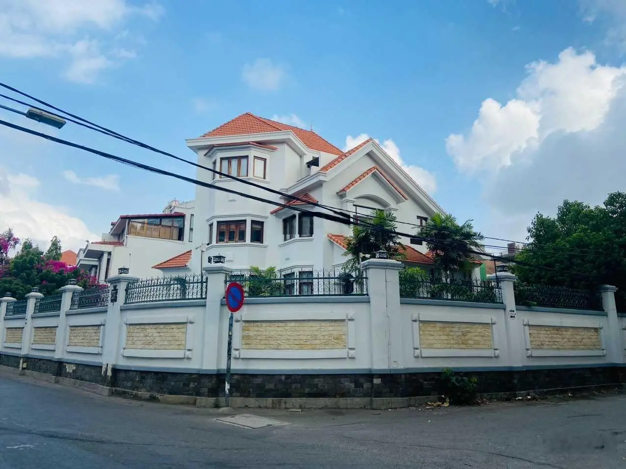 Bán villa góc 2MT đường Nguyễn Ư Dĩ, Thảo Điền, DT 685m2 - 0909 924 ***