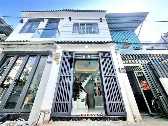 nhà đẹp 1 lầu hẻm xe hơi gần chợ với,kế quận 7