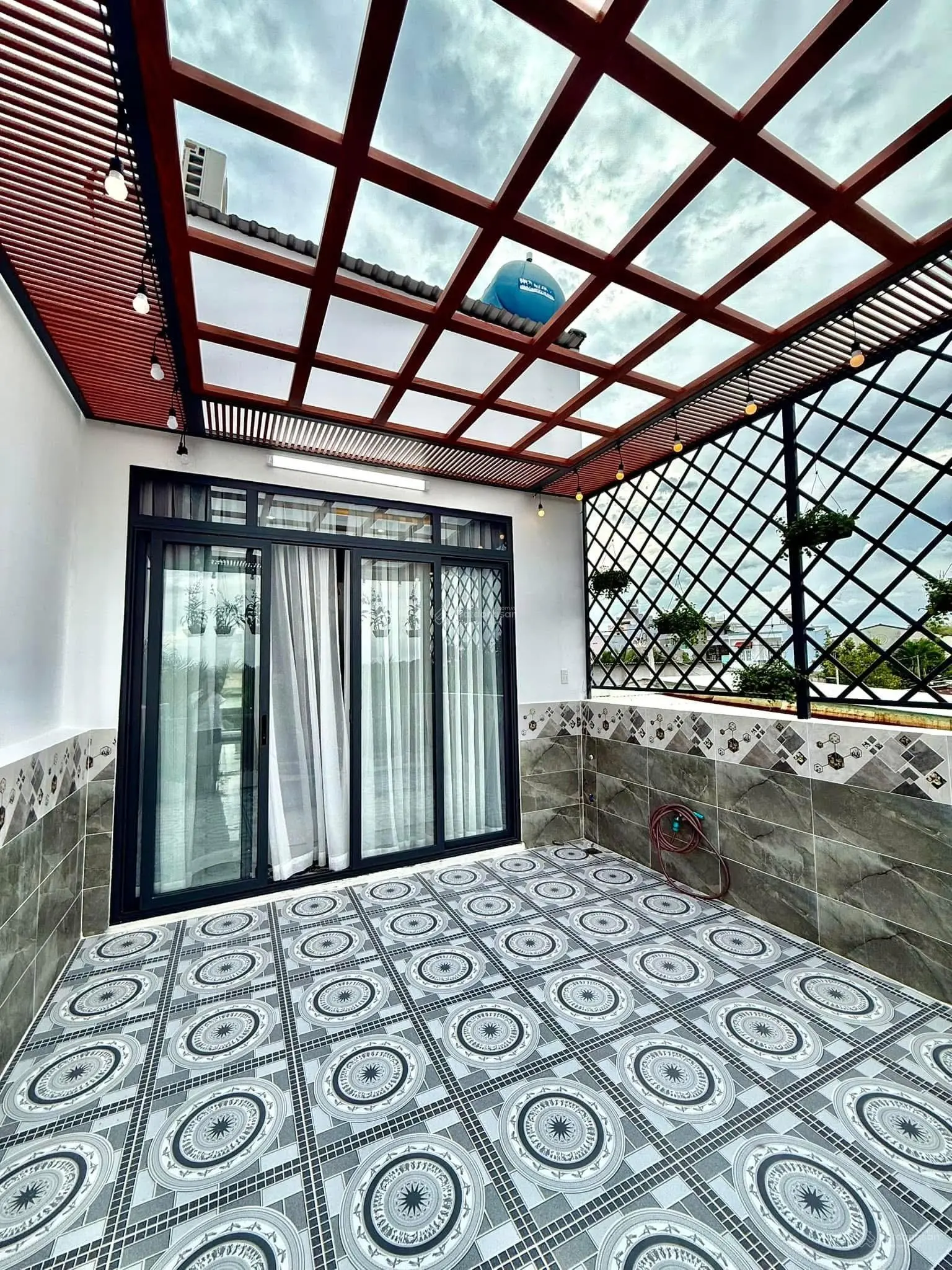 Nhà sổ hồng riêng chỉ 1 sẹc - có phòng tầng trệt cho người lớn tuổi