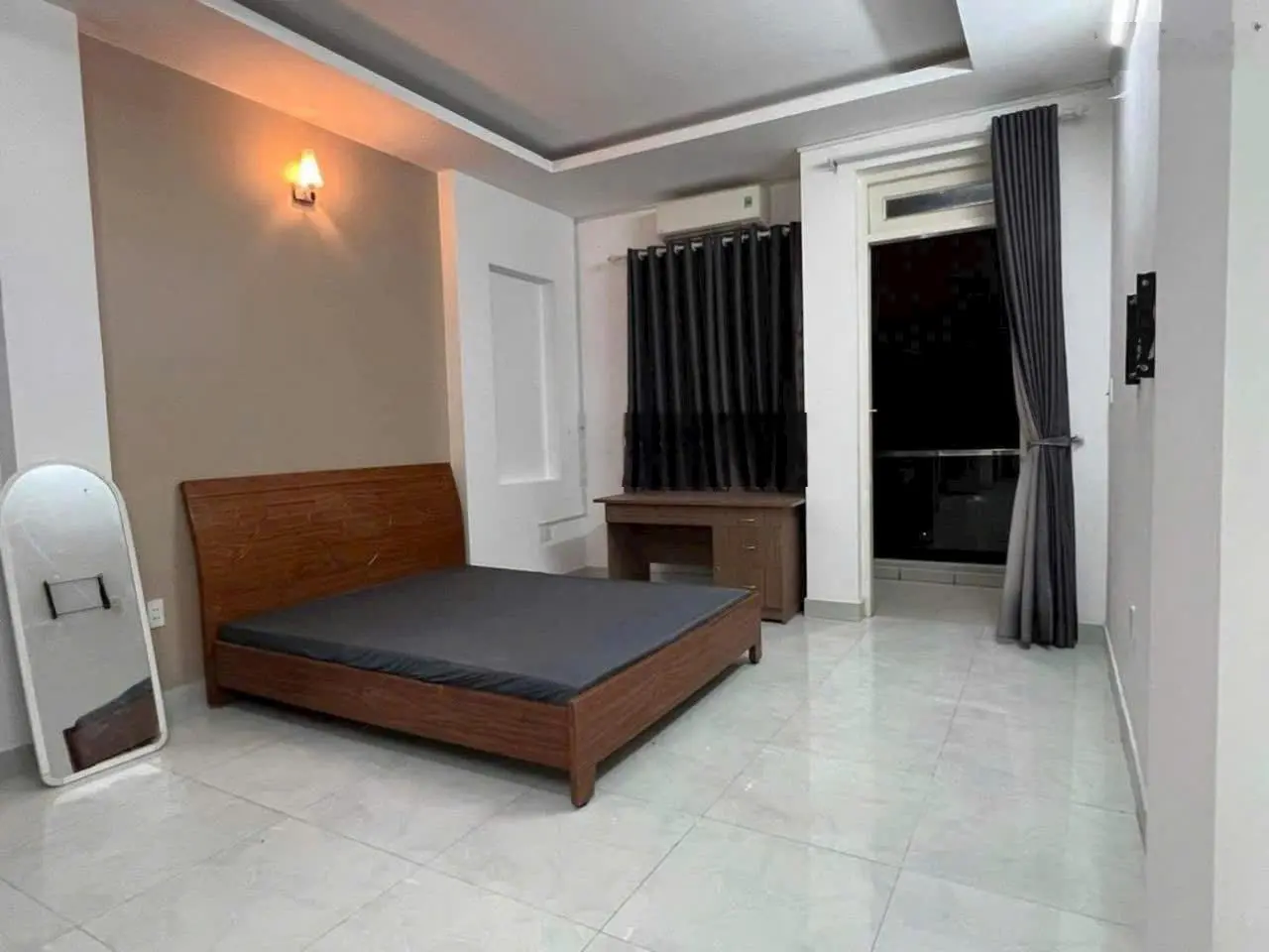 Bán nhà mặt tiền hẻm 10m thông đúc 4 tấm 12 PN và 12 WC, nhà hơn 100m2 giá tốt hơn 10 tỷ xíu