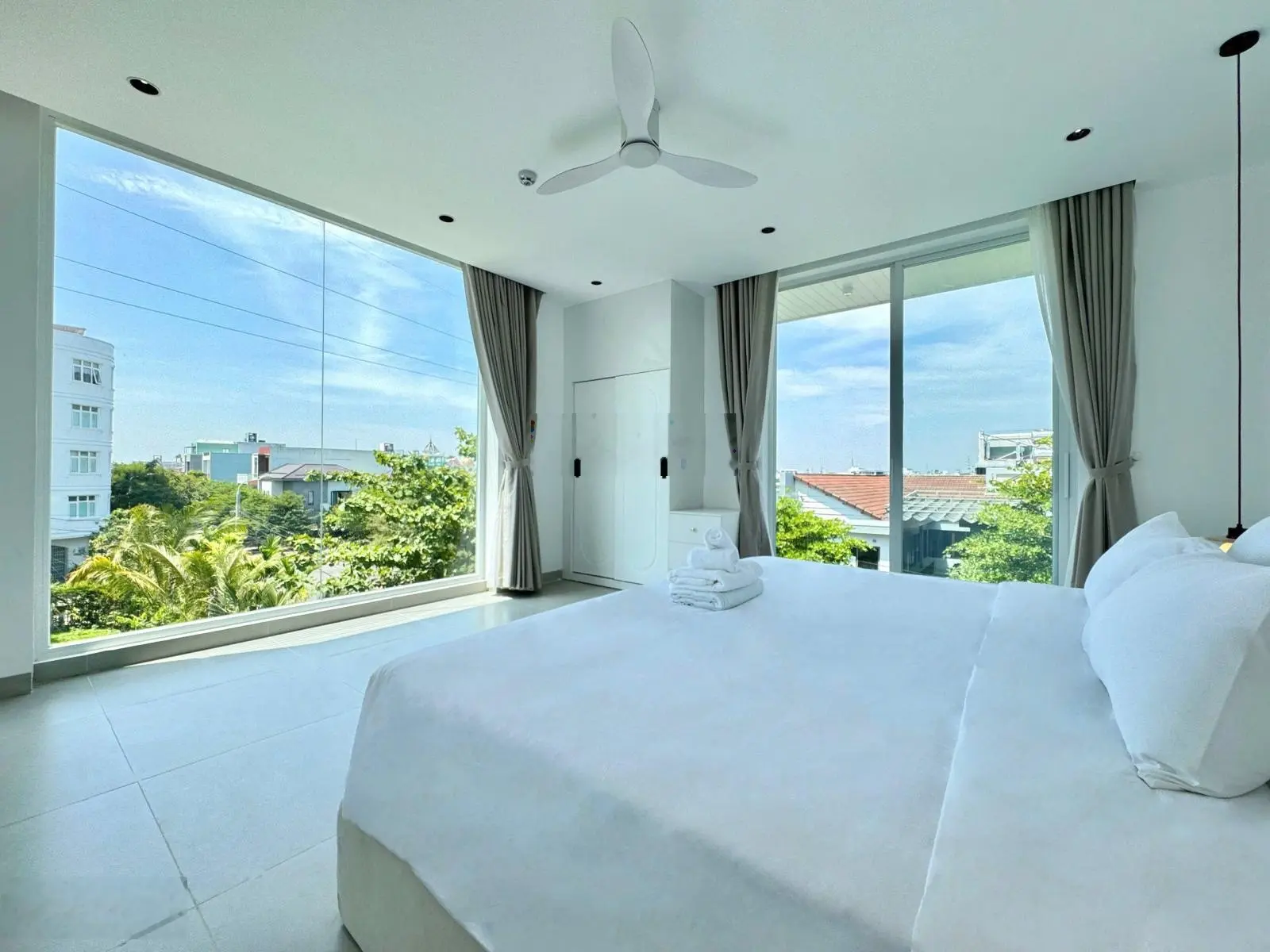 Siêu phẩm villa nghỉ dưỡng 3 MT 2600m2, mới, cạnh sông Hàn, công viên riêng, hồ bơi 50m2, full NT