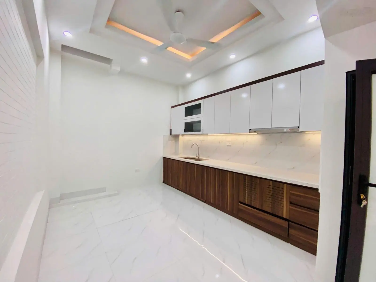 Bán nhàngõ 110 Nguyễn Hoàng Tôn - Tây Hồ, Nhà 5 tầng 45m - 6 PN - Ô tô đỗ cạnh nhà