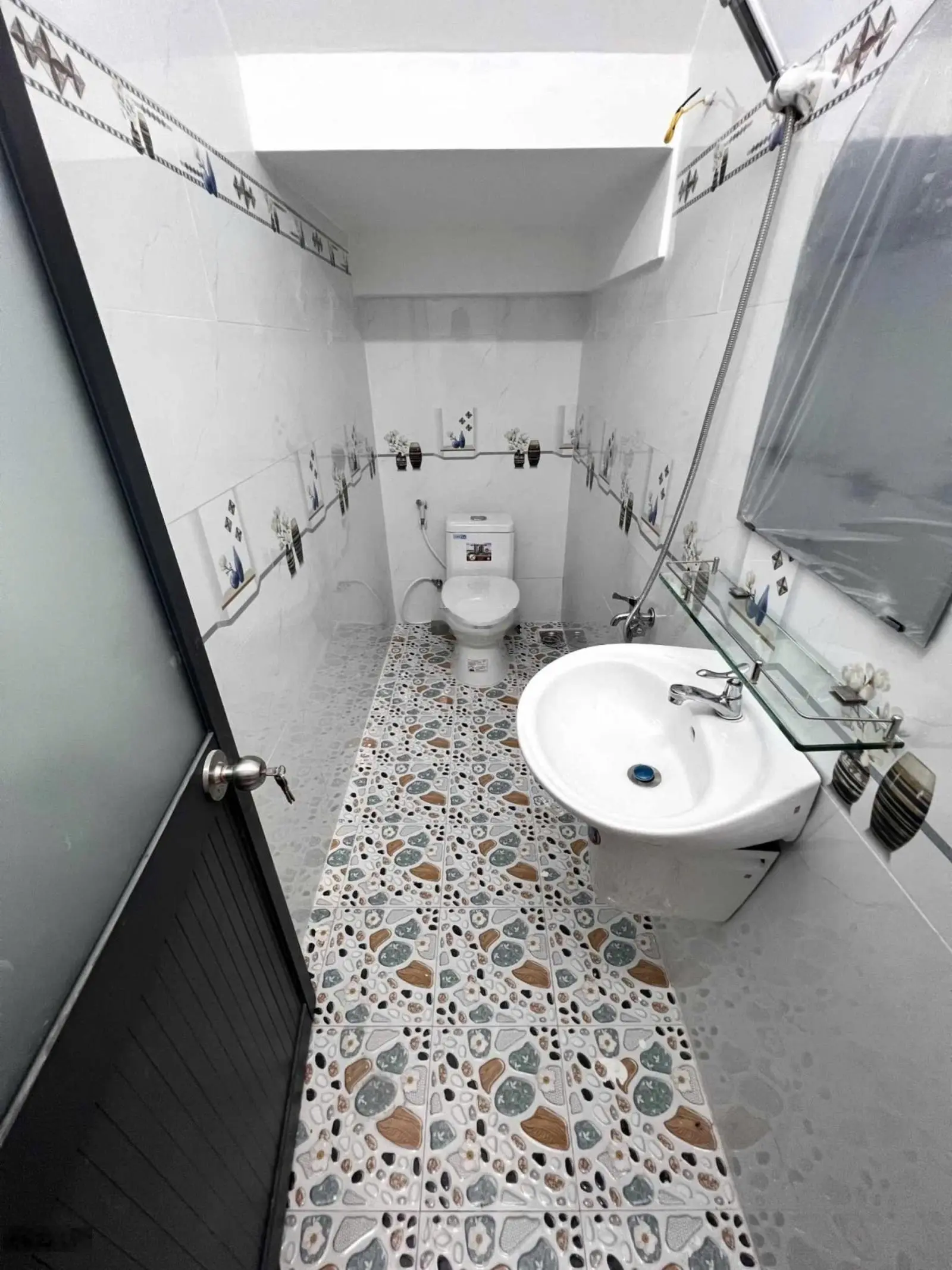 Bán nhà lầu mới 100% có 3 phòng ngủ oto đậu trước nhà sổ hồng hoàn công kế bên chợ Bình Thuỷ