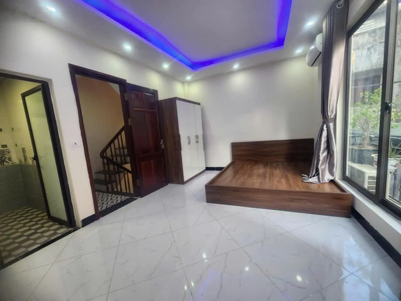 Gia đình tôi bán nhà 5 tầng thuộc tổ 1 Yên Nghĩa, cách mặt đường Quang Trung Quốc Lộ 6 có 20m