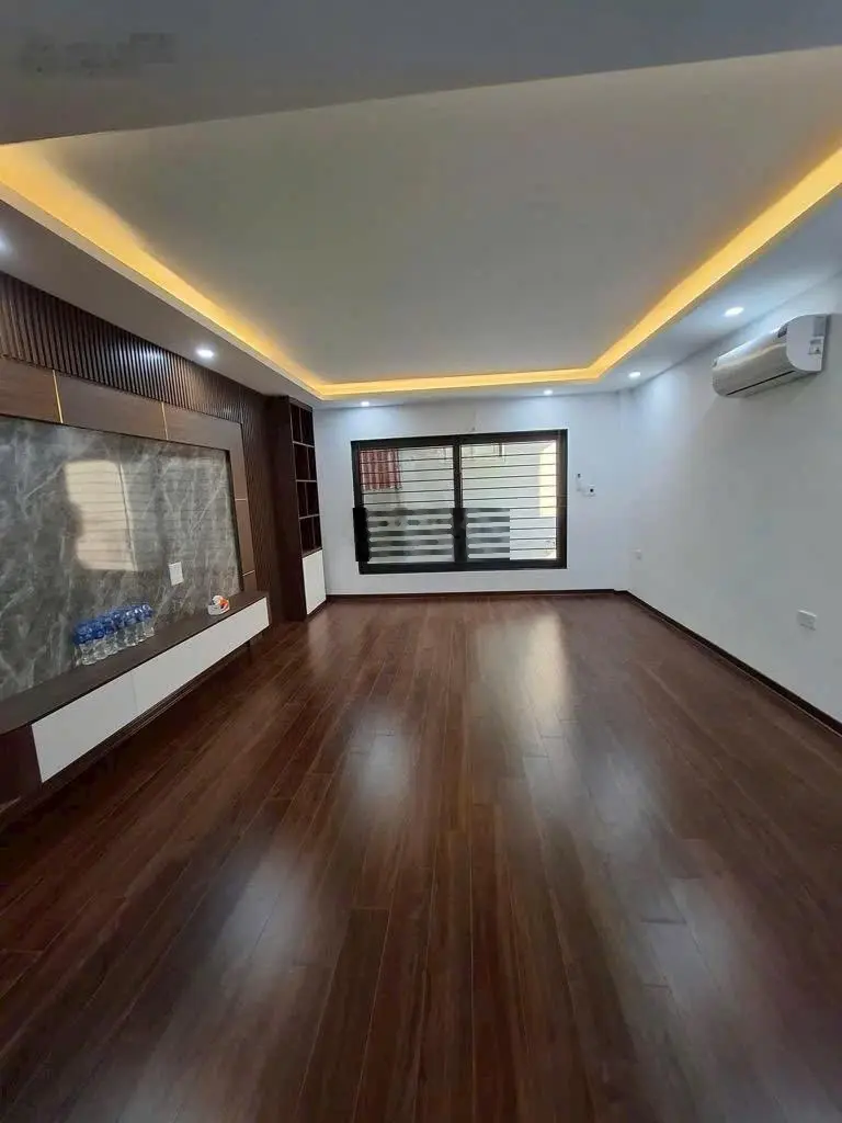 Bán nhà tựu liệt - sát linh đàm, ô tô qua nhà cách ô tô tránh 30m. bãi gửi xe cạnh nhà. 43m 5tầng