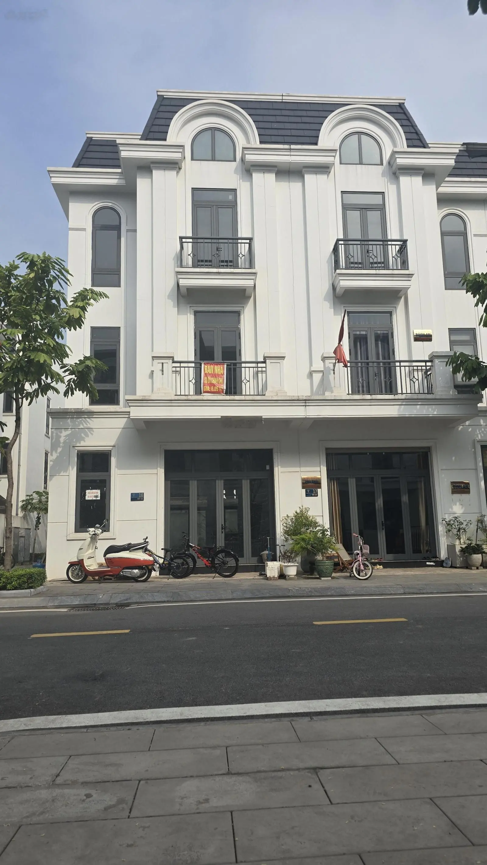 Do chuyển sang Đức sinh sống.Chính chủ em cần bán gấp 2 căn LK vị trí vip nhất tại KĐT Crown Villas